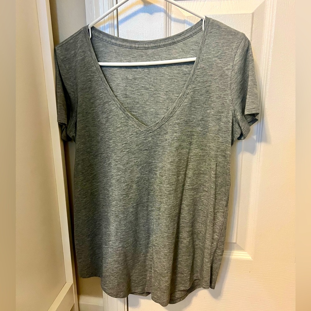Lululemon- Like New- Love V-Neck T-shirt- Heather Gray- Size 6